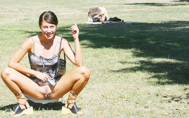 Девушки на корточках без трусов