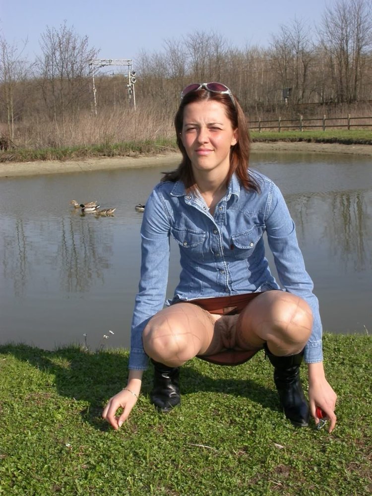 Голые бабы в чулках на корточках