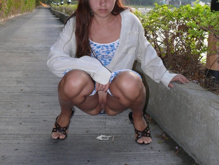 Natalie 007 на корточках