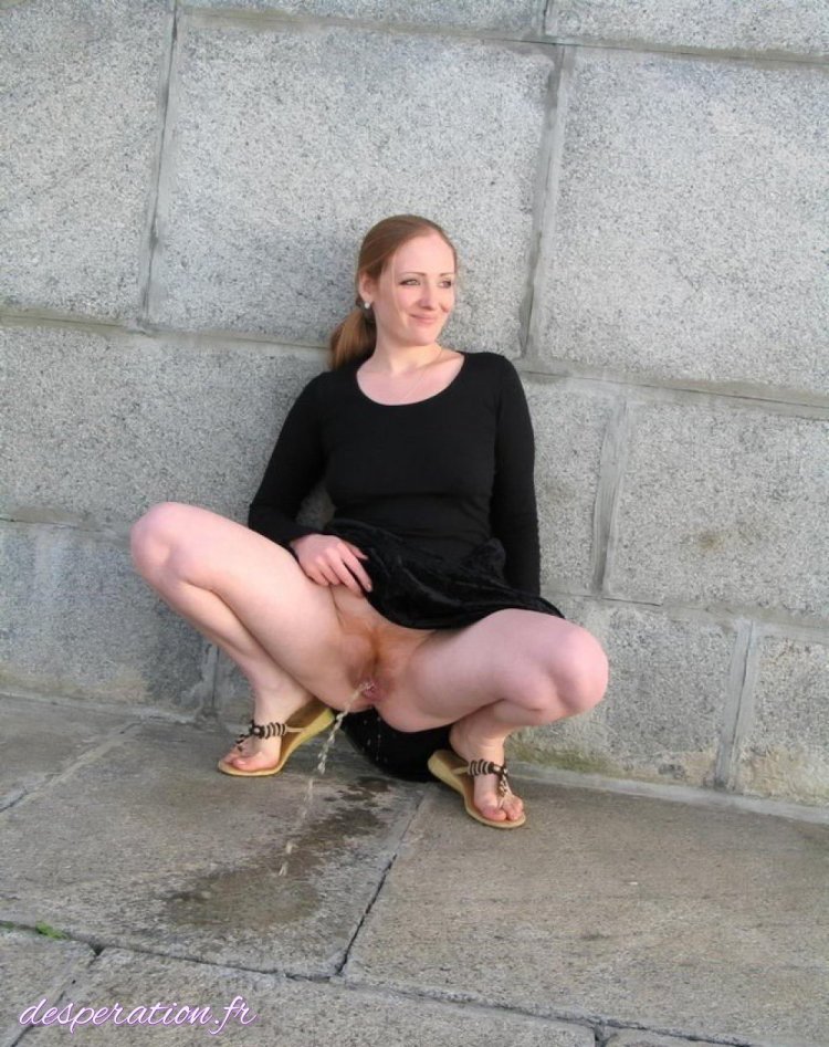 Женщины на корточках без трусов