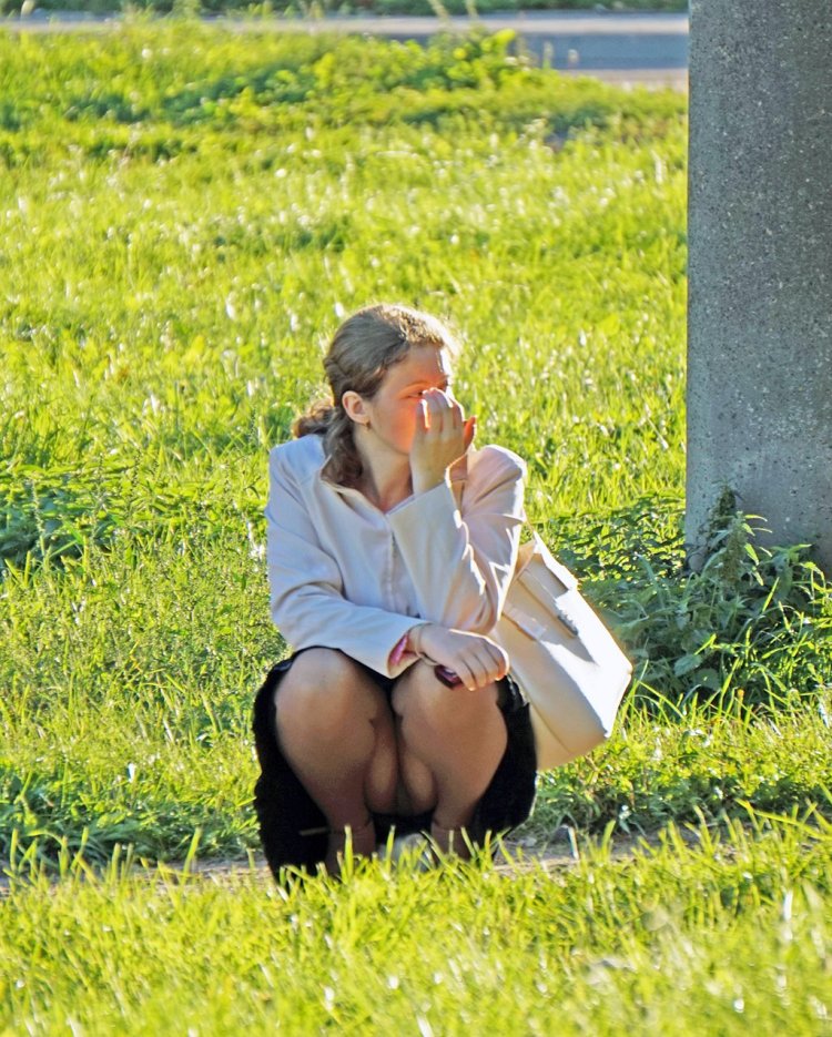 Подсмотренное на корточках без трусиков