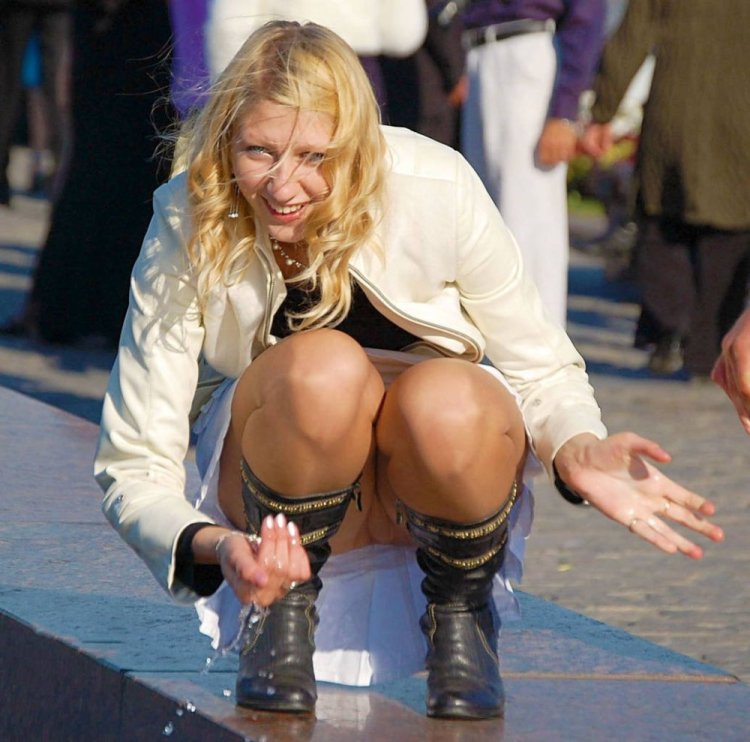 Девушки голышом на корточках