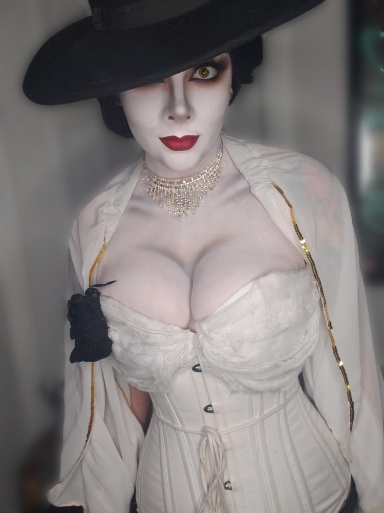 Леди Димитреску Resident Evil косплей