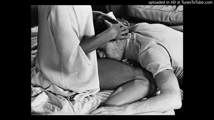 Парень кусает девушку за