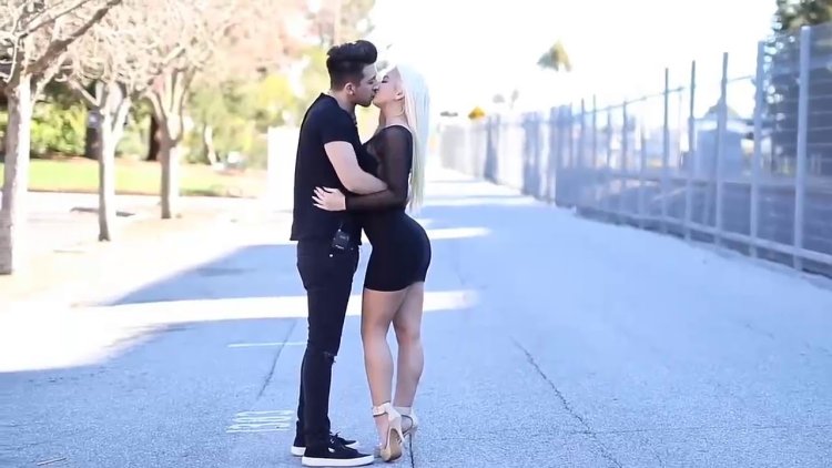 Сжал ягодицы девушки