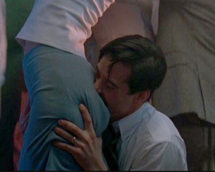 Адвокат дьявола Киану Ривз кусает попу