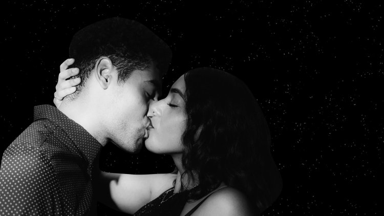 Обняла ногами парня