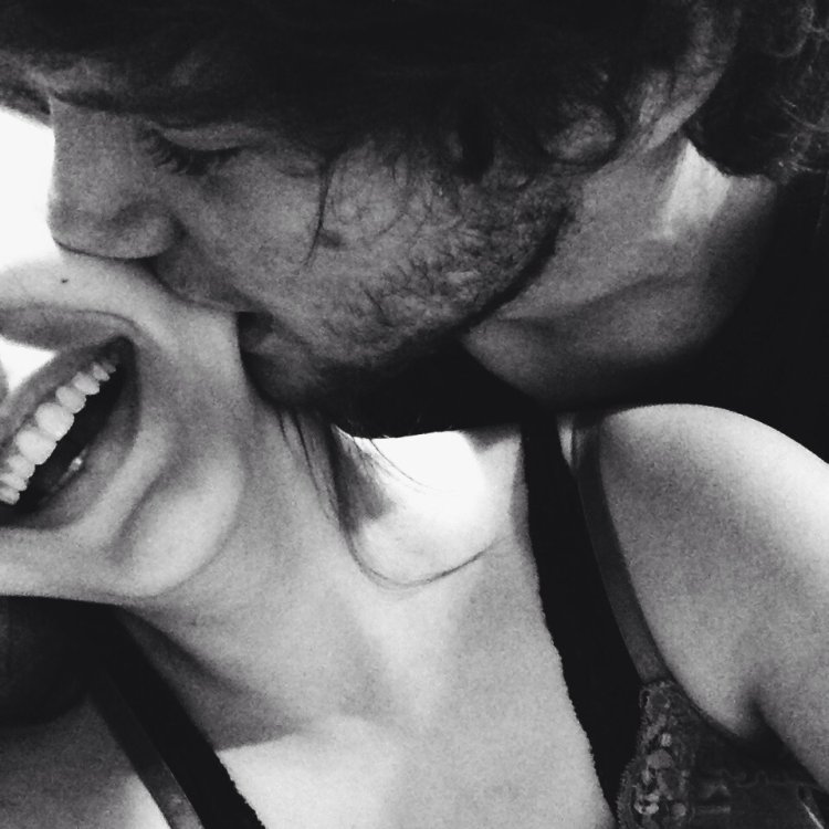 Держит за попу