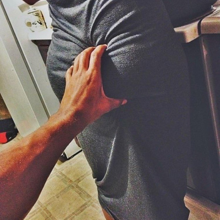 Кот кусает кошку