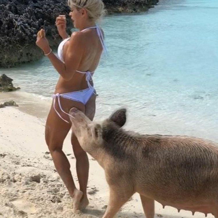 Девушка блондинка с парнем