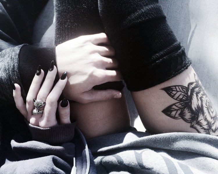 Трогает за талию