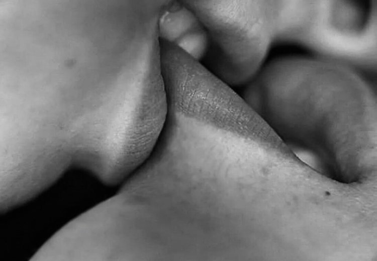 Поцелуй в грудь мужчине