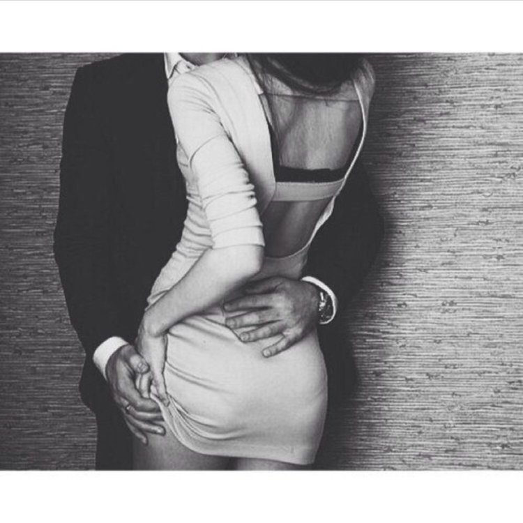 Парень кусает девушку за попу