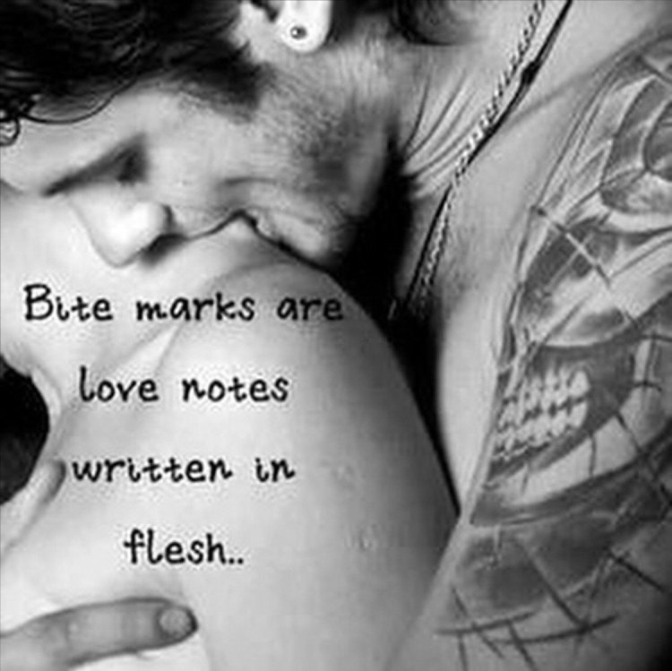 Целует бедра