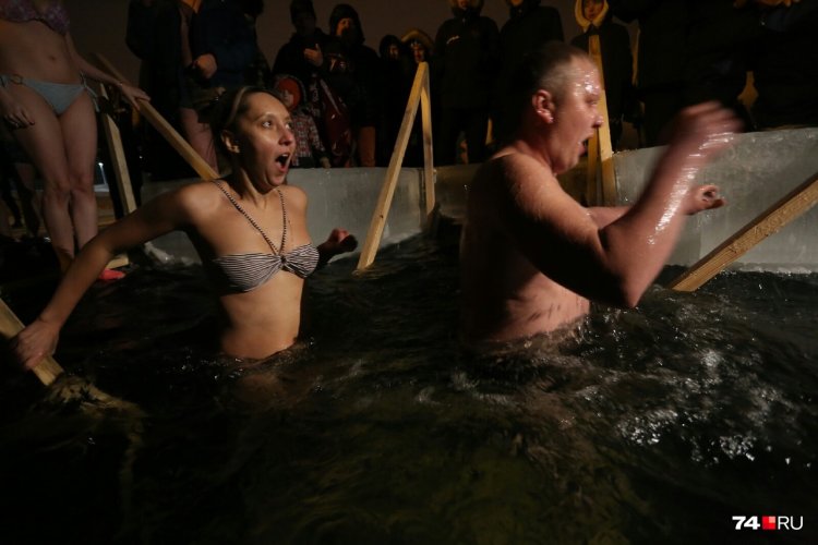 Крещенские купания топлес