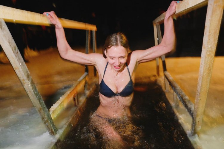 Красивые женщины в купели