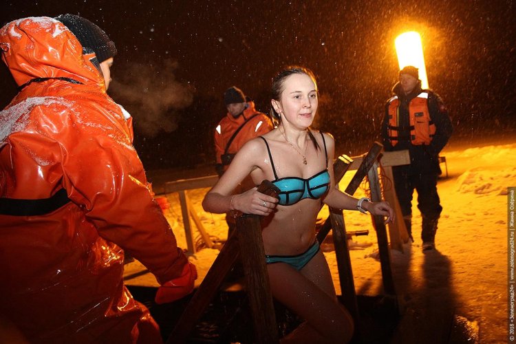 Купание девушек на закрытой вечеринке