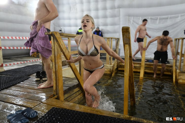 Купания в проруби на крещение 2022