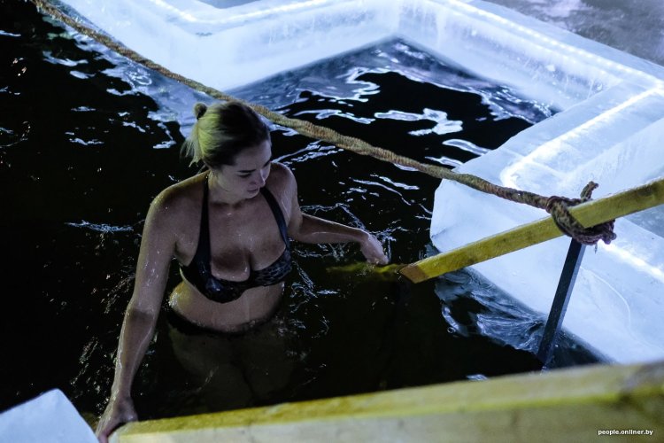 Крещенские купания в прозрачной сорочке