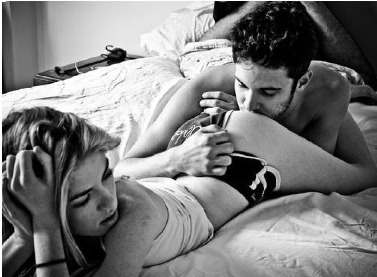 Парень кусает девушку за попку