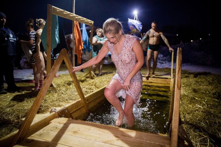 Купание в проруби на крещение 2020