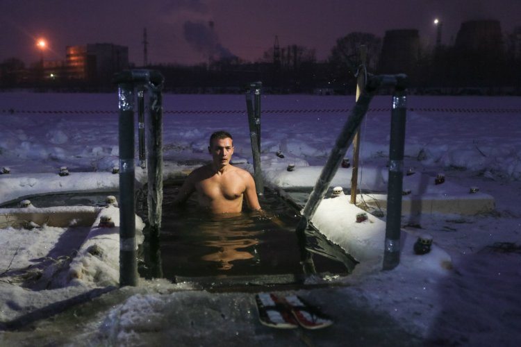Крещенские купания женщины обтягивает