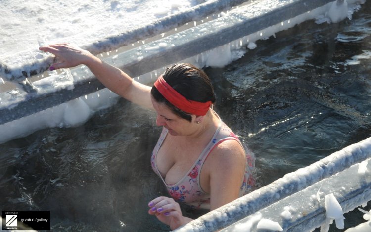 Узбекские женщины купаются в Нижнем белье