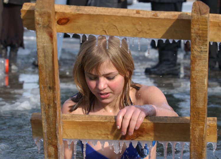 Купание в проруби на крещение девушки