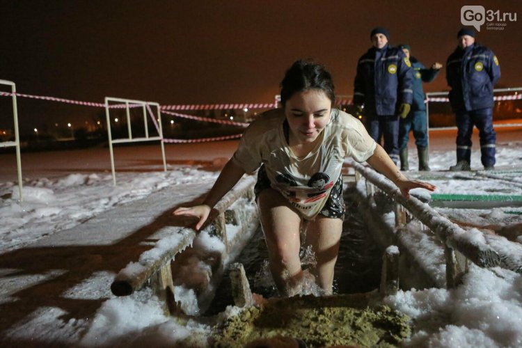 Красивые женщины в купели