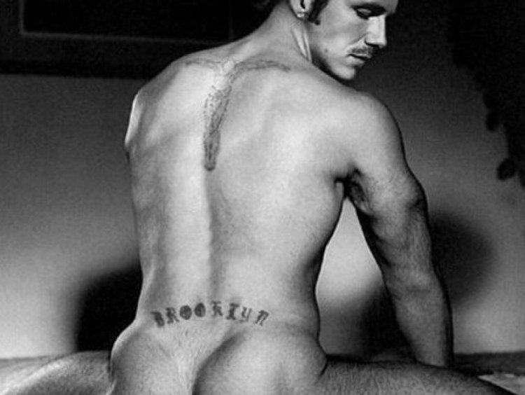 Красивое мужское тело с членом