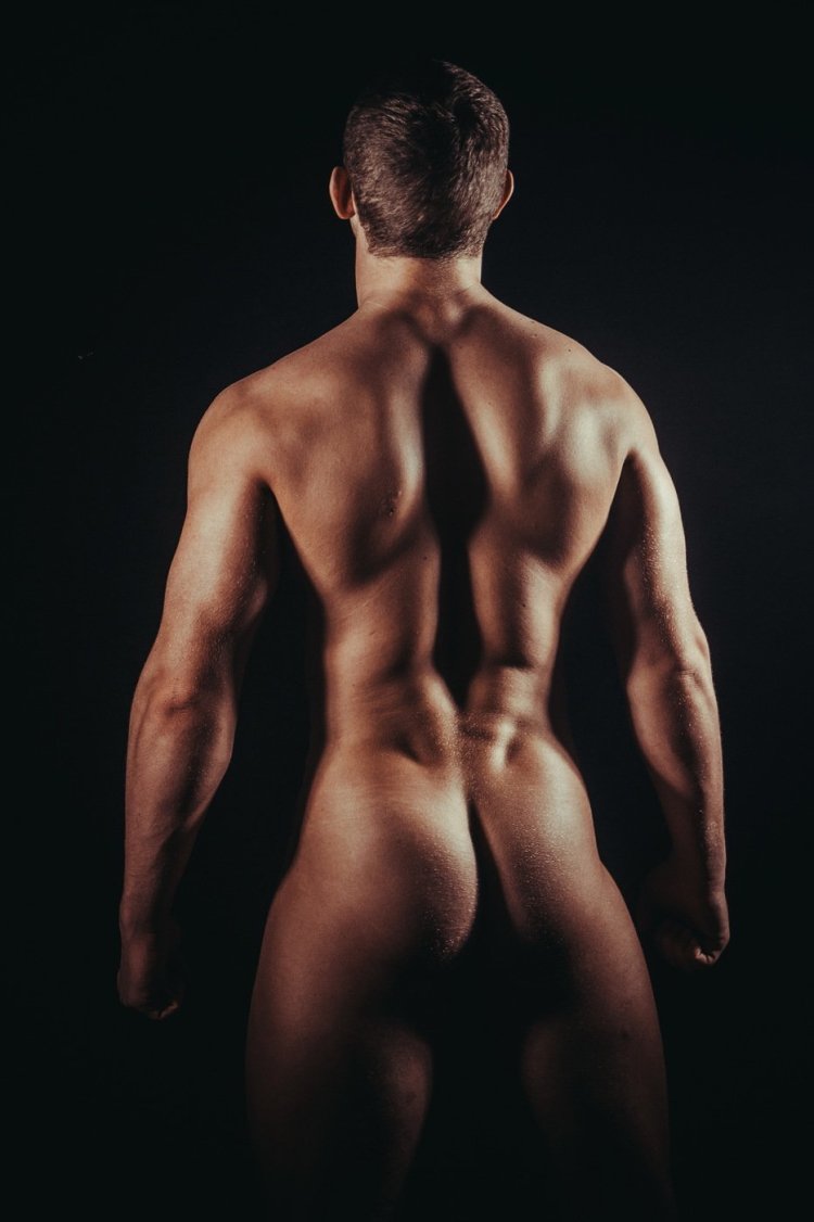 Красивое голое мужское тело