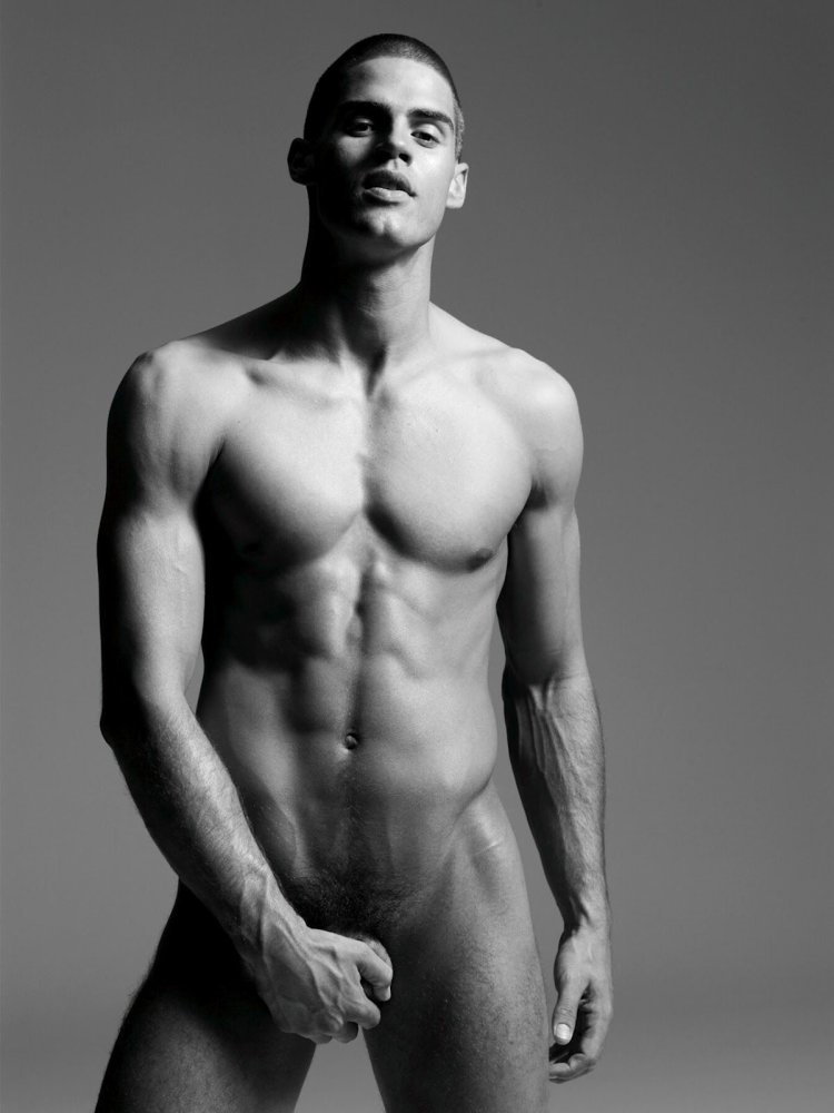 Красивое голое мужское тело