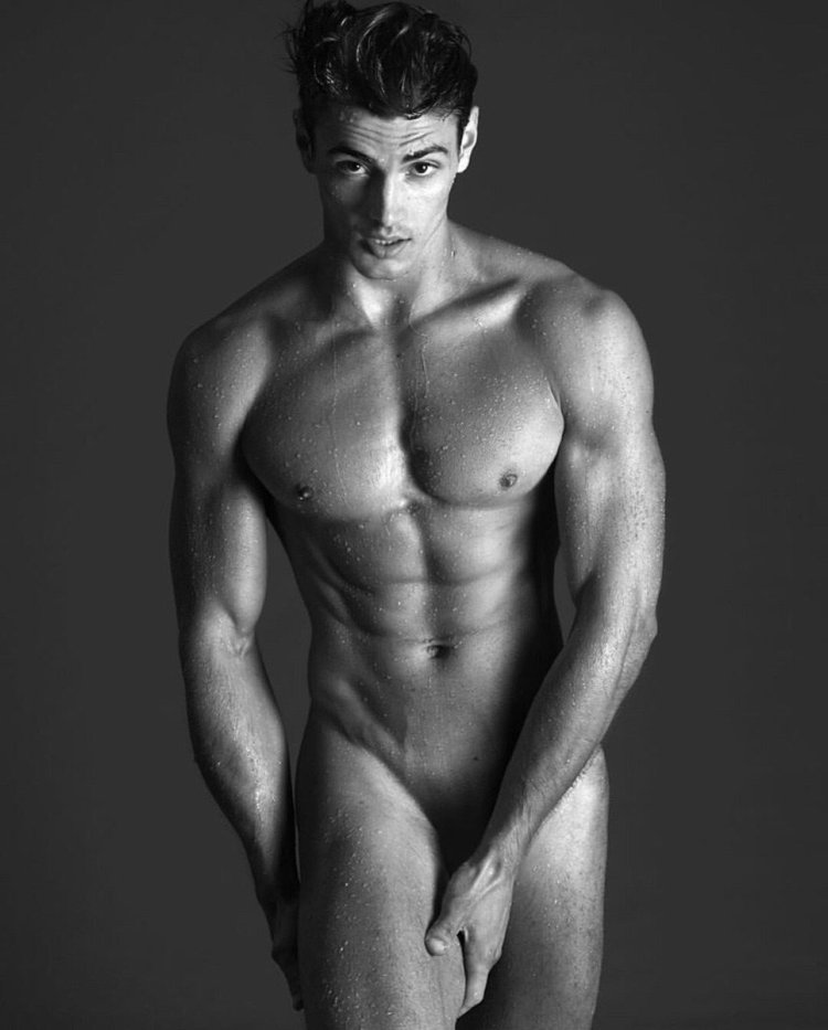 Красивое голое мужское тело