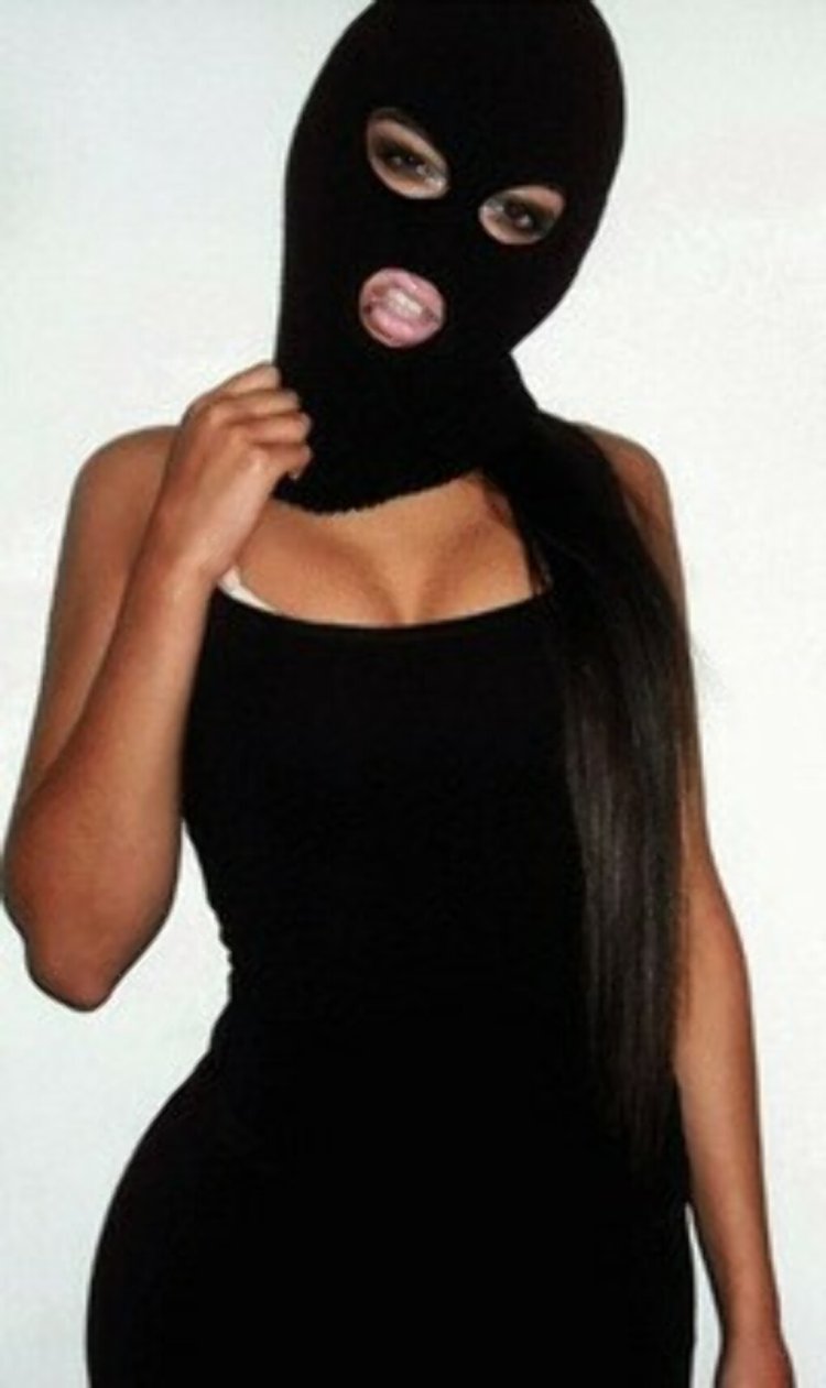 Девушка в маске с битой