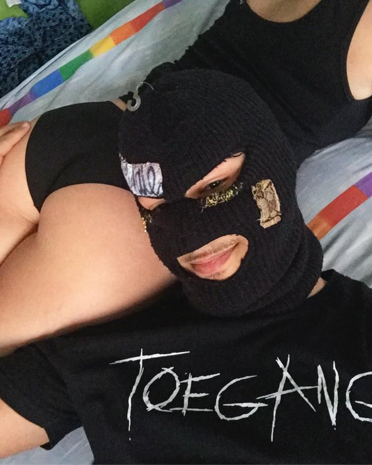 Девушка в маске зайца