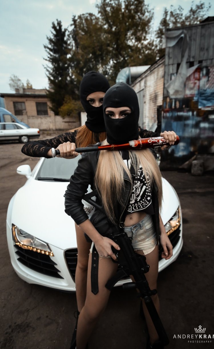 Девушка в Нижнем белье и маске