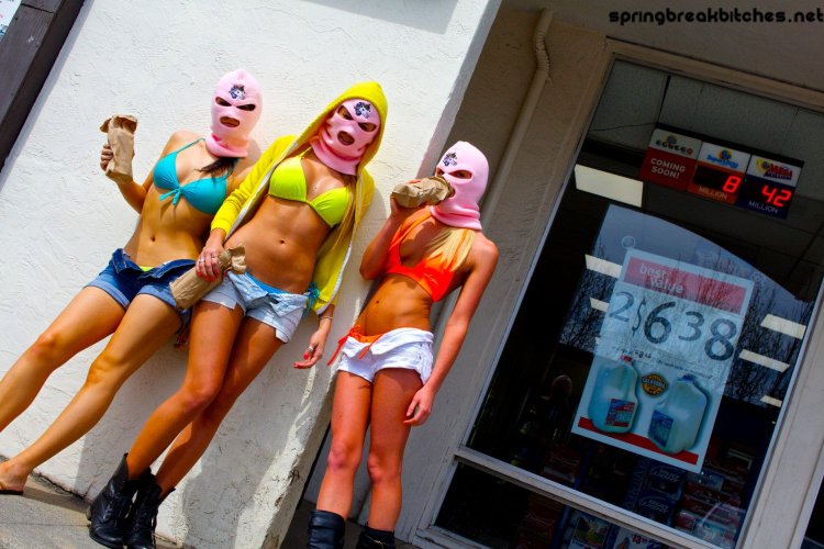 Девушки в маске спецназа