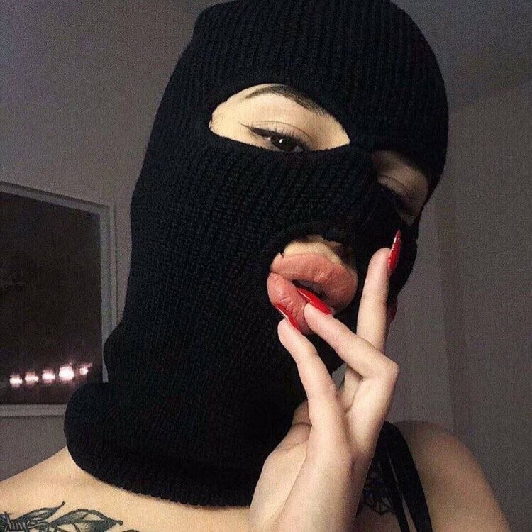 Девушка в балаклаве