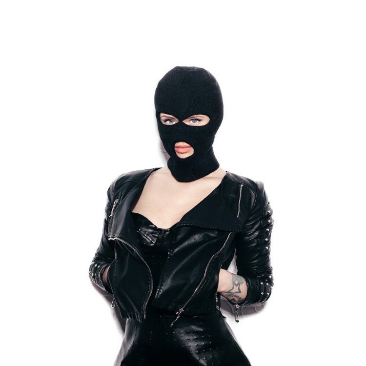 Девушка в Балаклаве с битой