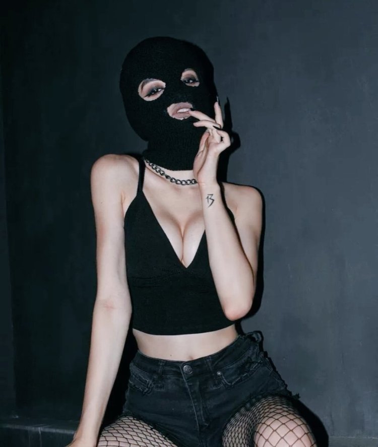 Девушка в Балаклаве с пистолетом