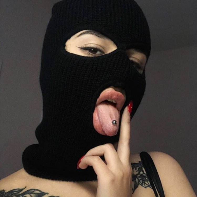 Девушка в Балаклаве