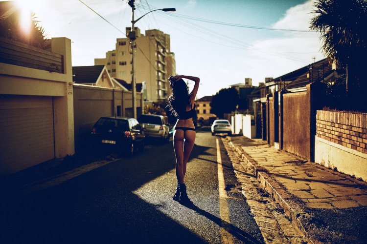 Девушка в маске с пистолетом