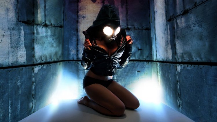 Девушка в маске SWAG