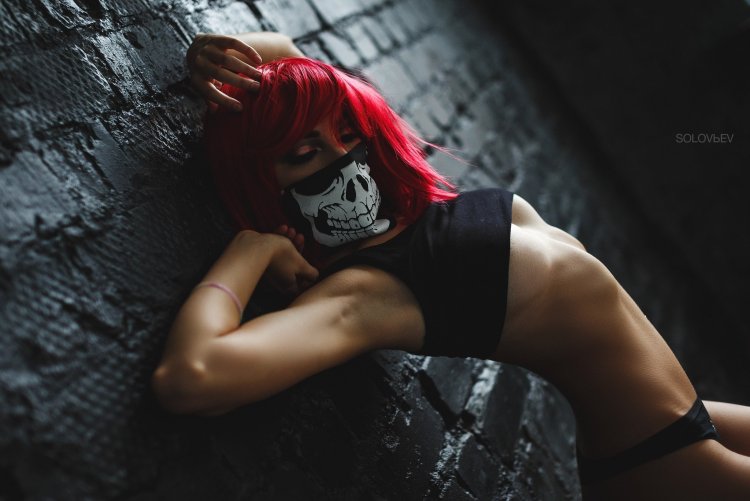 Девушка в маске террориста