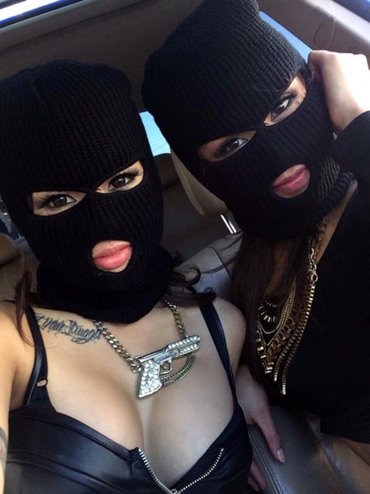 Спортивная девушка в маске