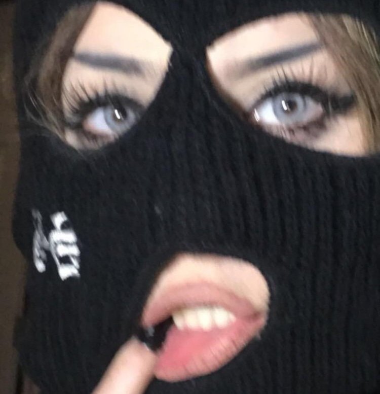 Девушка в балаклаве