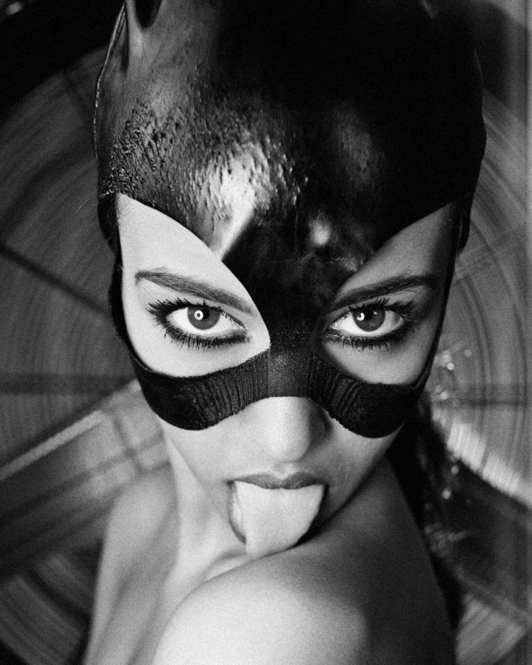 Девушка в эротической маске