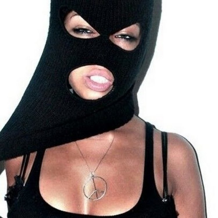 Девушка в маске Балаклаве