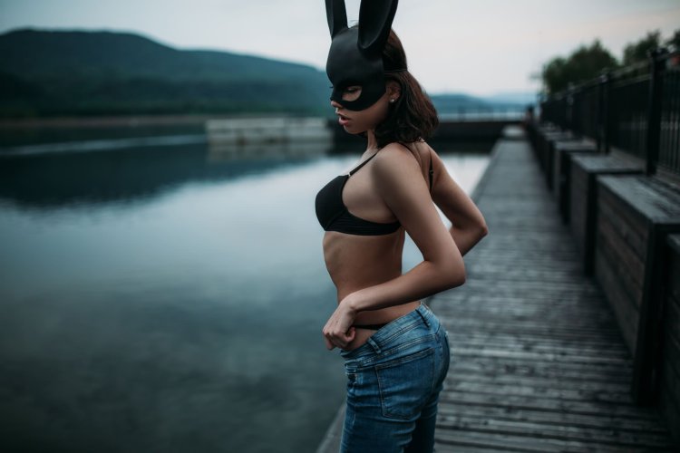 Эротичная девушка в маске