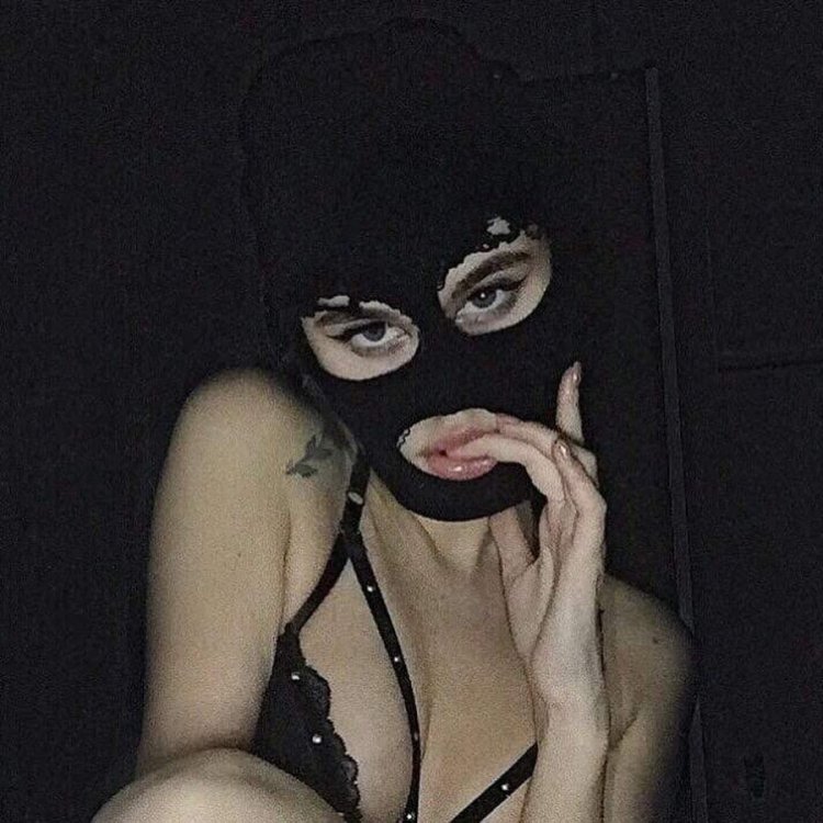 Девушка в противогазе